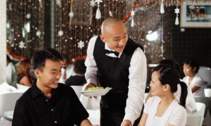 餐厅服务员礼貌规范（餐厅服务员礼貌礼节行为规范要求）