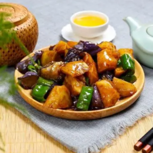 八道东北特色菜，鲜香开胃。